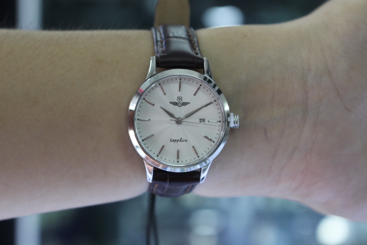 Đồng hồ nữ SR Watch SL1056.4102TE đeo trên tay